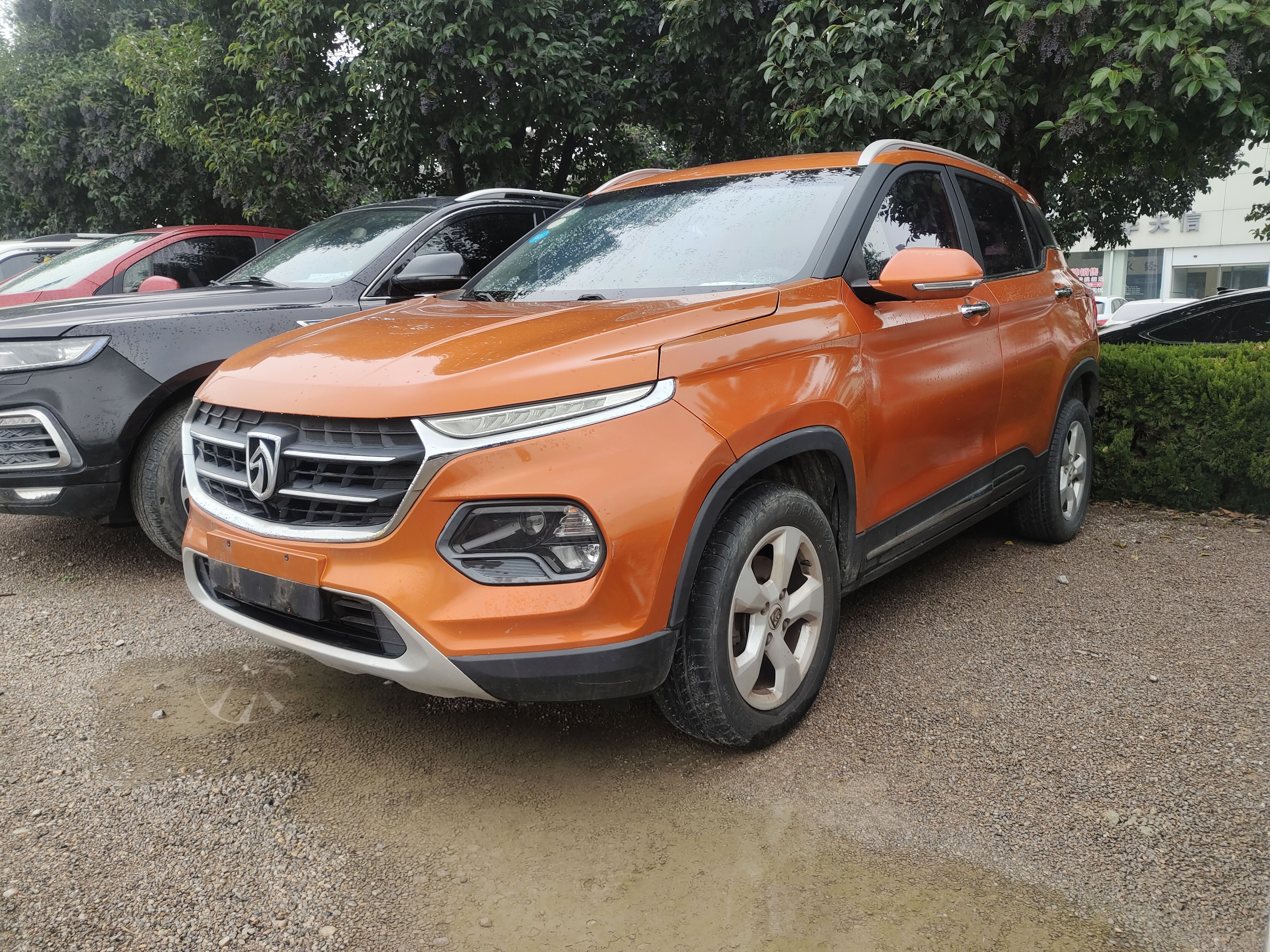 Под передней частью автомобиля