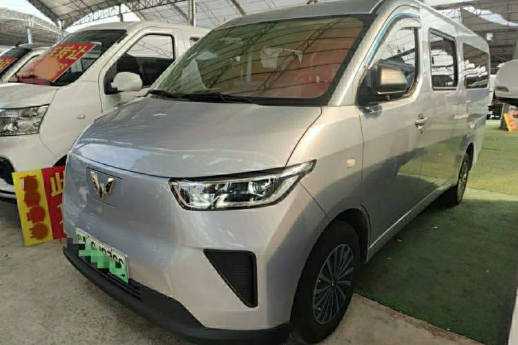 Used Wuling Yangguang 2024 300km Comfort-Grade Passenger Van 60kW