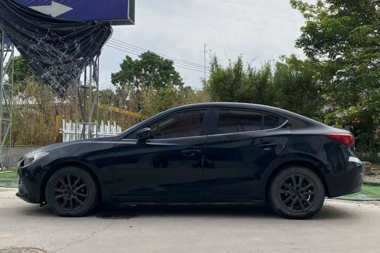 Used Mazda 3 Axela 2016 Sedan 1.5L Manual Luxury Model
