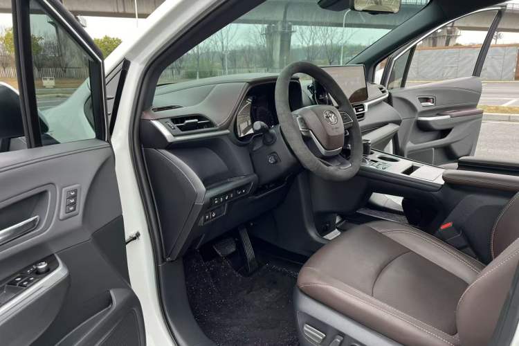 Used Toyota Granvia 2024 2.5L Hybrid Flagship ULTRA Edition
