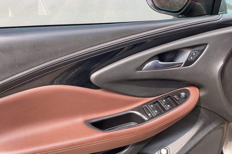 Used Buick Envision 2018 20T Two-Wheel Drive Luxury Model Interior 7