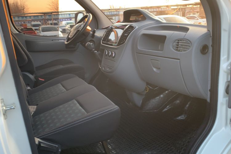 Used SAIC MAXUS Xintu V80 2019 2.5T Classic Edition 6-Speed Manual – Aoyuntong Modified Version Short Wheelbase Mid-Height Roof 5/6 Seats
