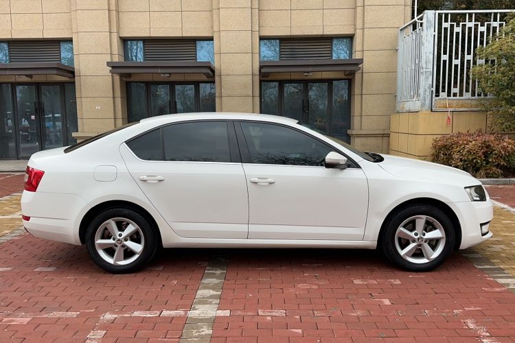 Used Skoda Octavia 2015 1.6L Automatic Yijie Edition Exterior 4