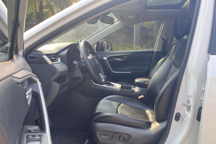 Used Toyota RAV4 2021 2.0L CVT Two-Wheel Drive Fashion Edition Interior 3