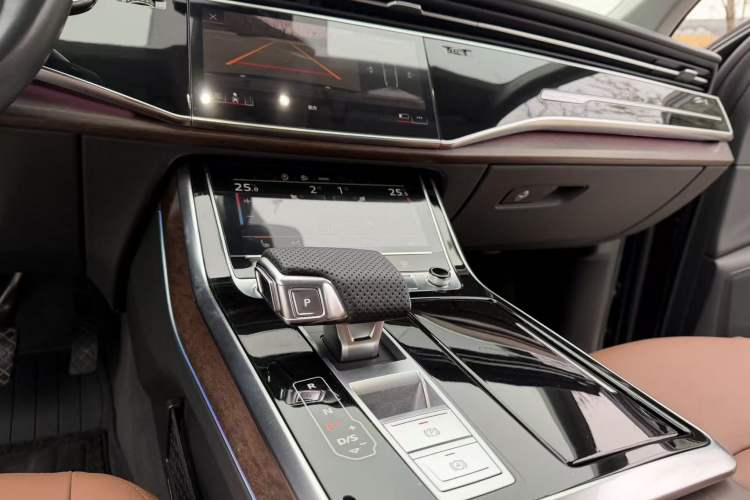 Used Audi Q7 2021 45 TFSI quattro S line Sport model
