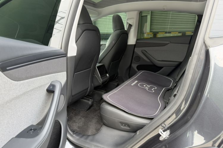 Used Tesla Model Y 2025 Rear-Wheel Drive First Edition Interior 4