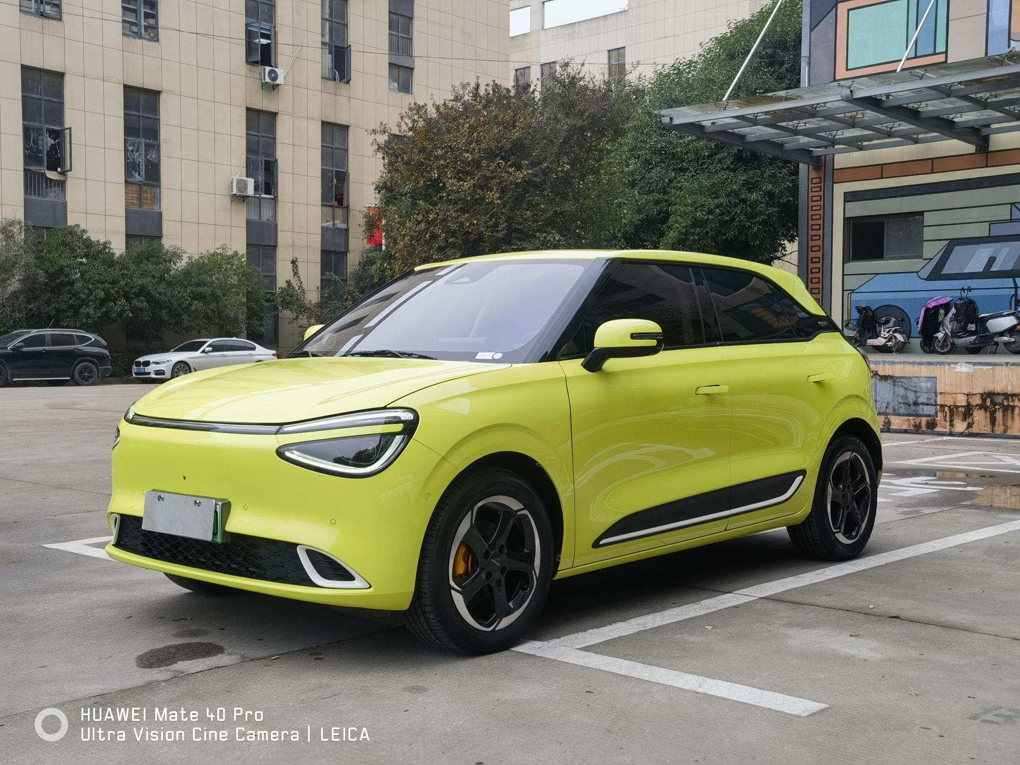 Под передней частью автомобиля