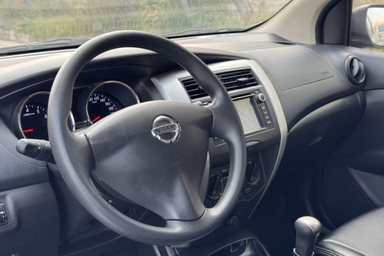 Used Nissan Livina 2013 1.6XE Manual Comfort Edition Interior 2