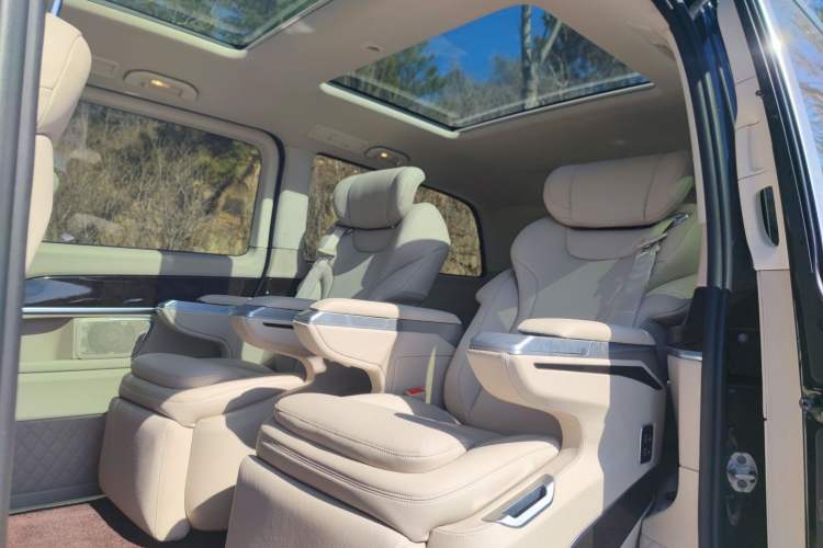 Used Mercedes-Benz V-Class 2016 V 260 L Prestige Extended Edition Headliner