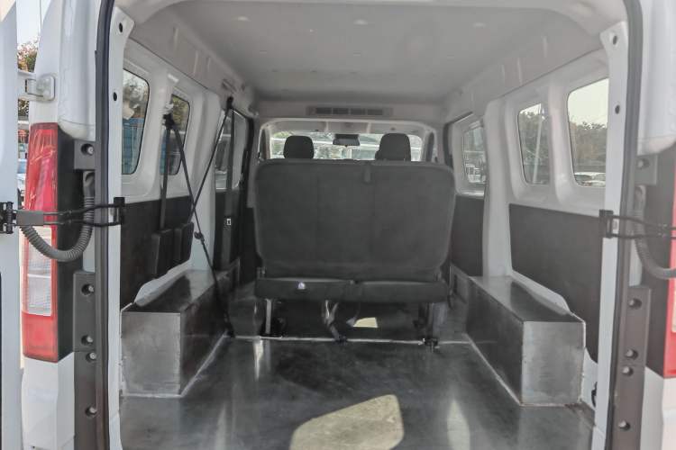 Used Ruichi EC75 2025 Model Passenger Vehicle Smart Driving Ultra-Charging Edition, Pioneer Type I, 52.16 kWh
