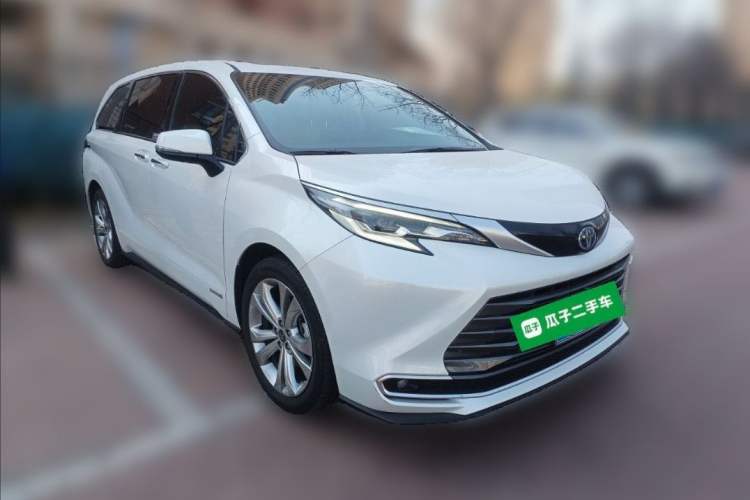 Used Toyota Sienna 2023 2.5L Hybrid Deluxe Edition