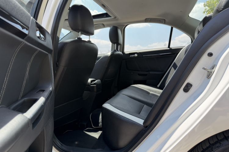 Used Mitsubishi Lancer EX 2016 1.8L Manual Black-and-White Retro Edition Interior 12