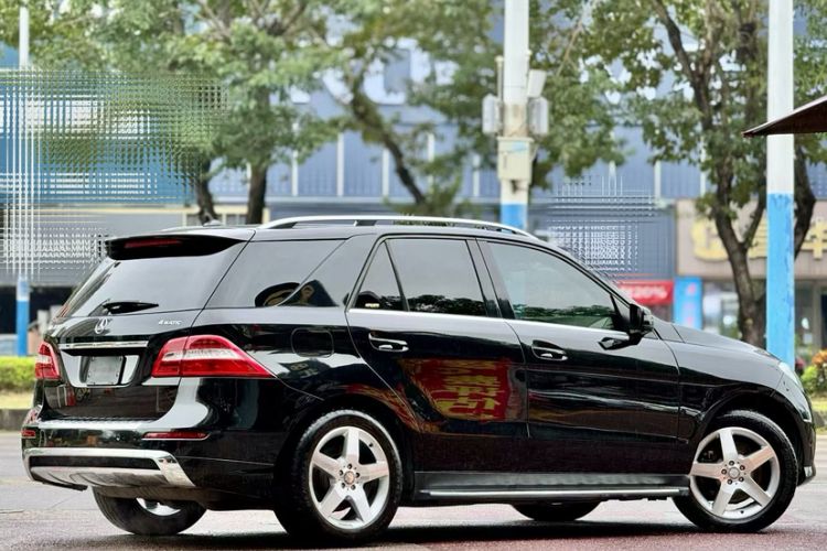 Used Mercedes-Benz M-Class 2014 ML 400 4MATIC Luxury Model Exterior 6