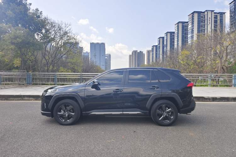 Used Toyota RAV4 2022 2.0L CVT 4x4 Fashion Edition
