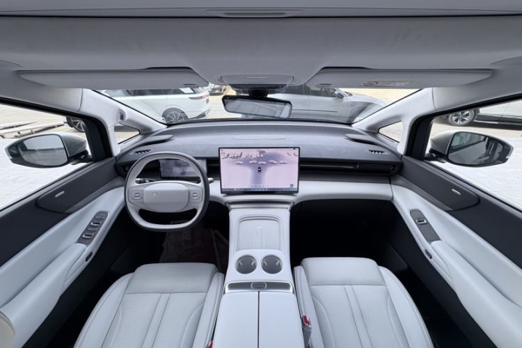 Used XPeng X9 2025 650 Long-Range Max Interior 1