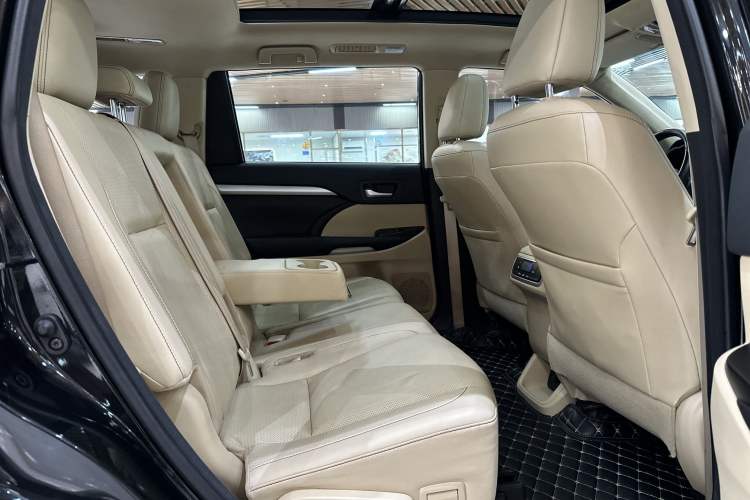 Used Toyota Highlander 2018 2.0T Four-Wheel Drive Luxury Edition 7 Seats China V Emission Standard Interior 3