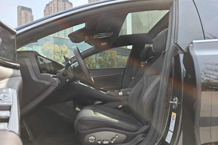 Used Denza Z9 2024 1100 km All-Wheel-Drive Ultra Version
