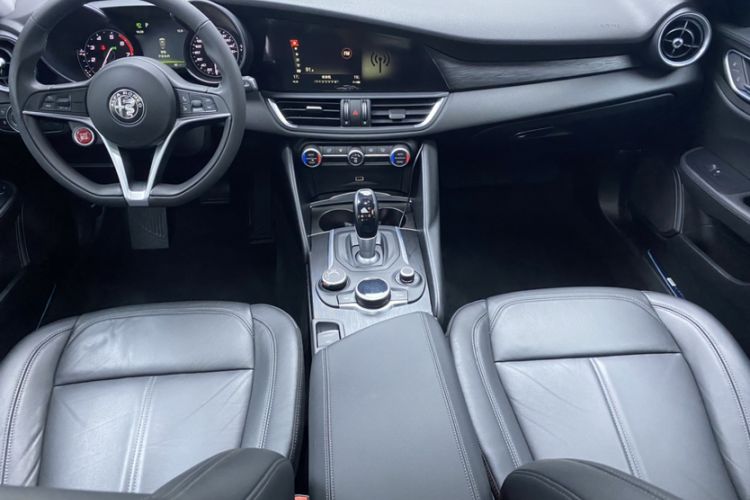 Used Alfa Romeo Giulia 2017 2.0T 200HP Luxury Edition
