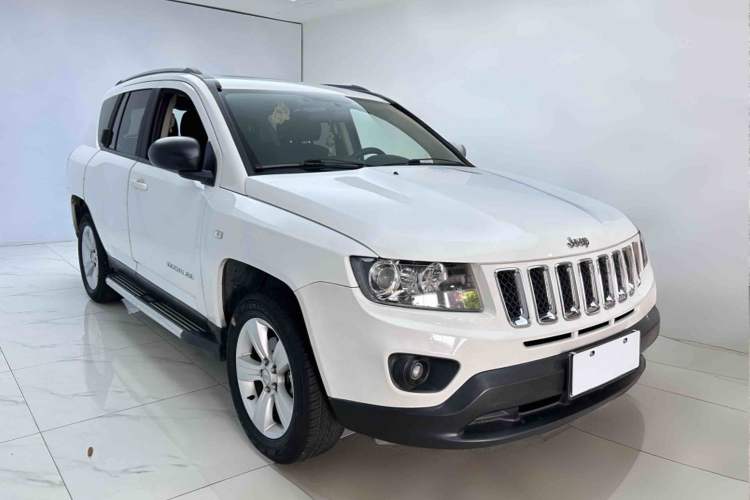 Used Jeep Compass 2015 2.0L two-wheel drive sport version Exterior 2