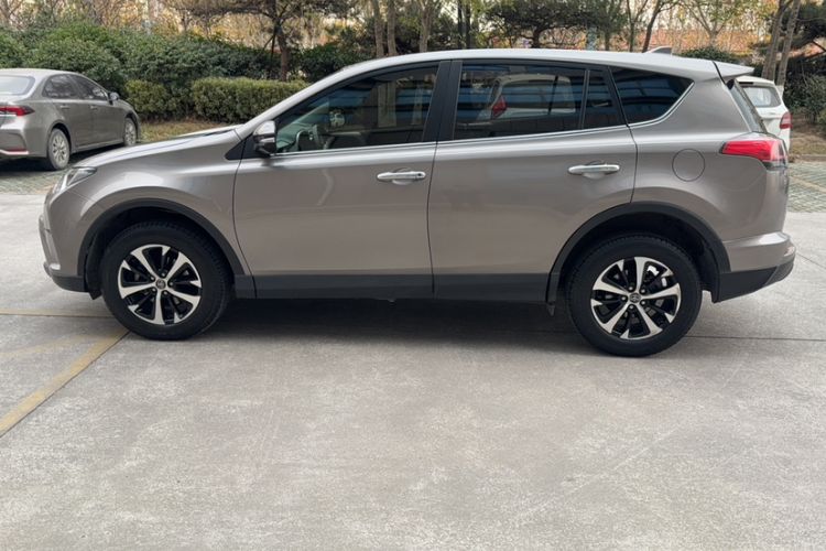 Used Toyota RAV4 2019 2.0L CVT Two-Wheel Drive Pioneer Edition China V Standard
