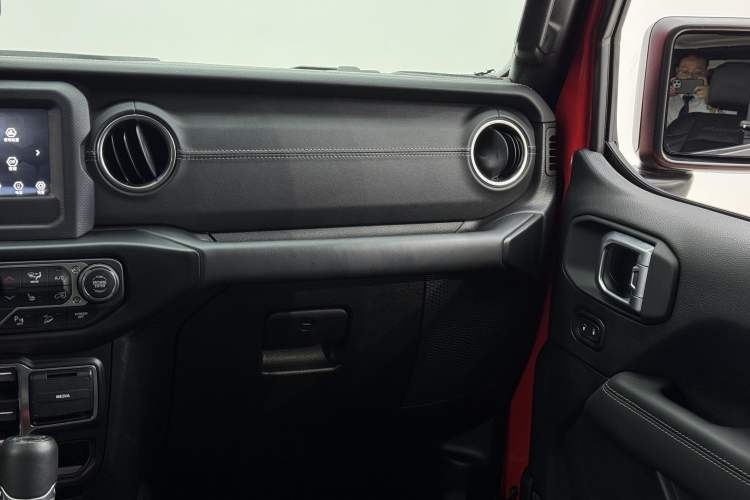 Used Jeep Wrangler 2019 2.0T Sahara Four-Door Version China VI Emission Standard