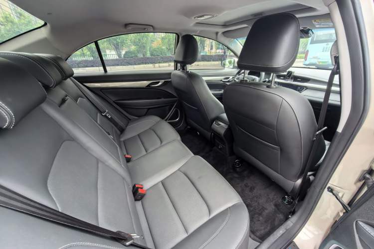 Used Geely Auto Emgrand 2019 Leading Edition 1.5L CVT Upward-Connected Model China VI Standard Interior 5
