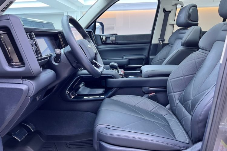 Used Formula Leopard Leopard 5 2023 Navigator Edition
