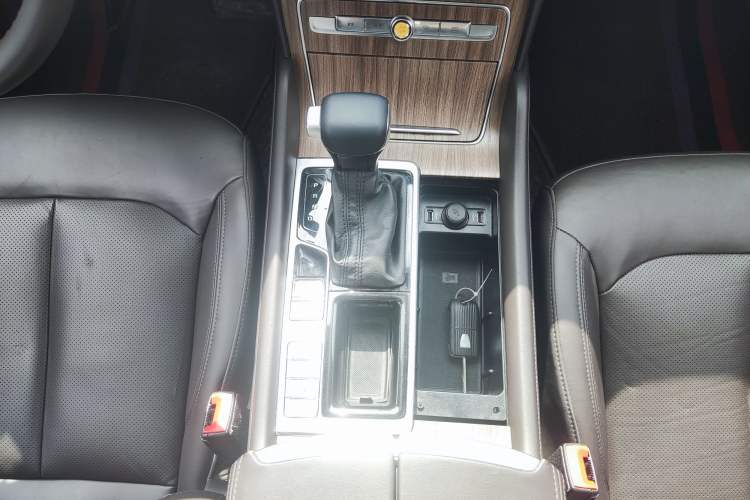 Used Roewe RX8 2018 30T Smart Connectivity Two-Wheel Drive Flagship Edition
