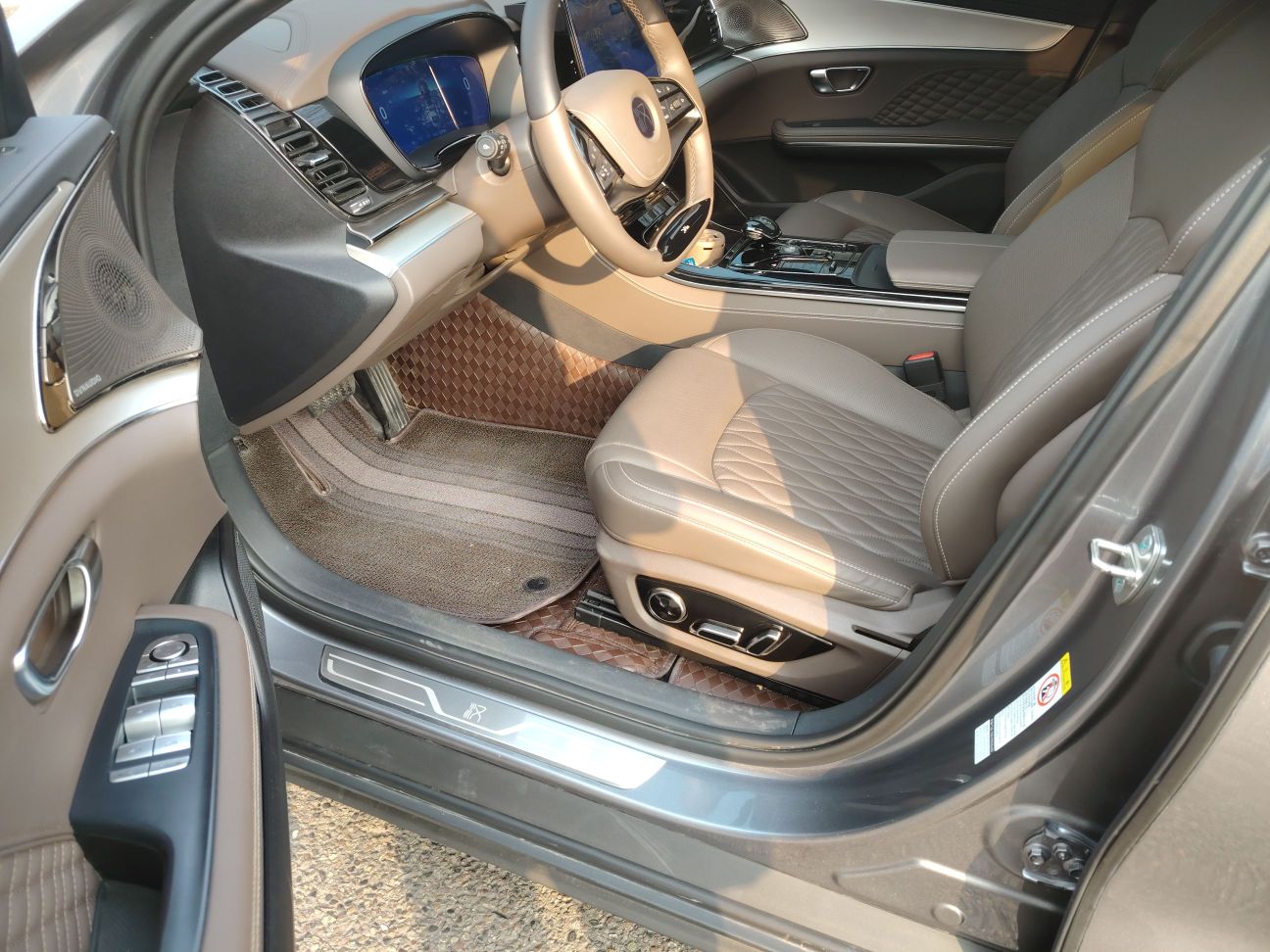 المقاعد الأمامية داخل السيارة