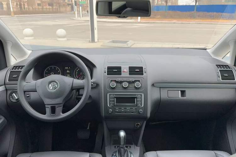 Used Volkswagen Touran 2015 1.4T DSG Comfort Edition 5 Seats Interior 1