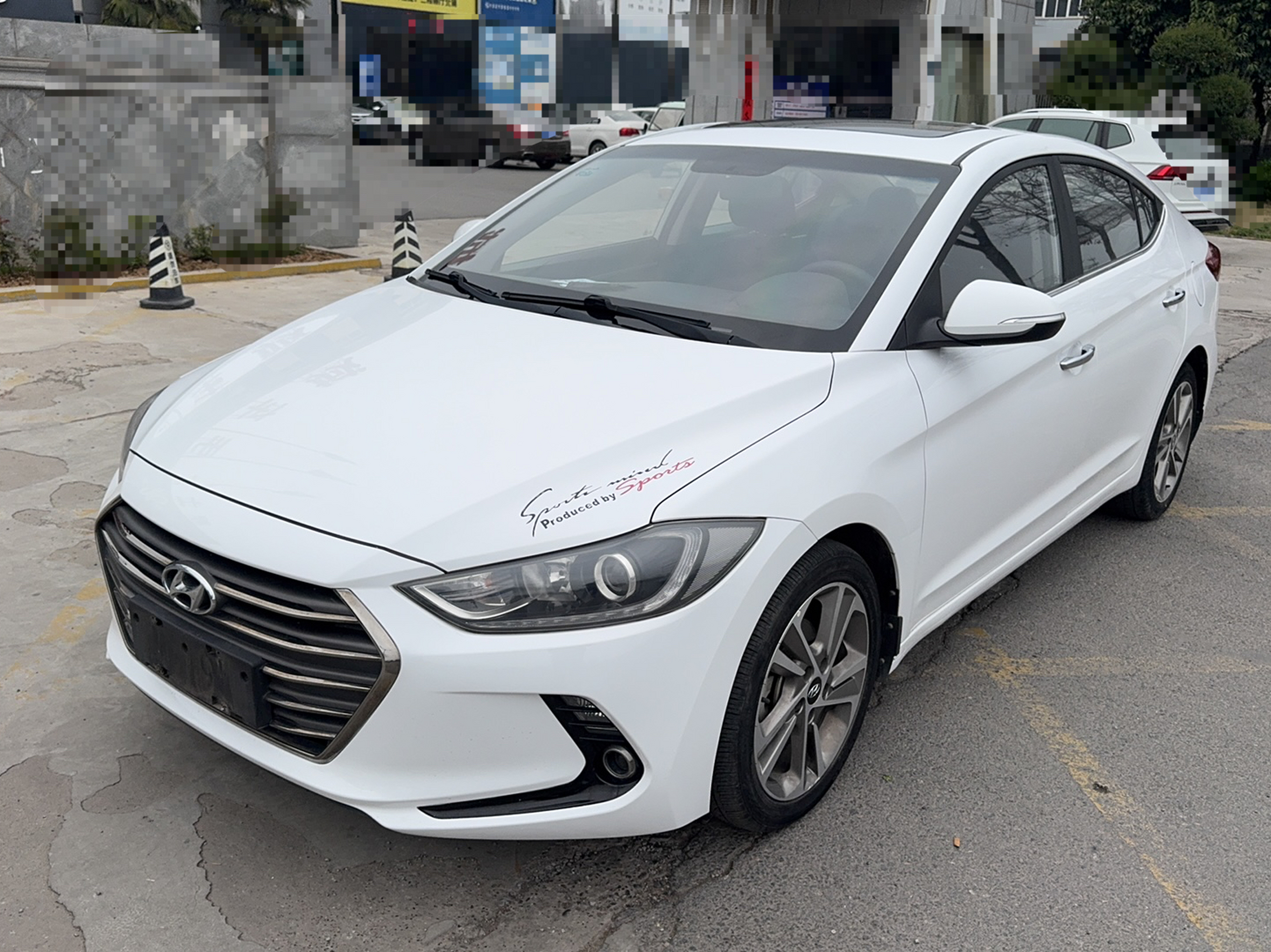 تحت مقدمة السيارة