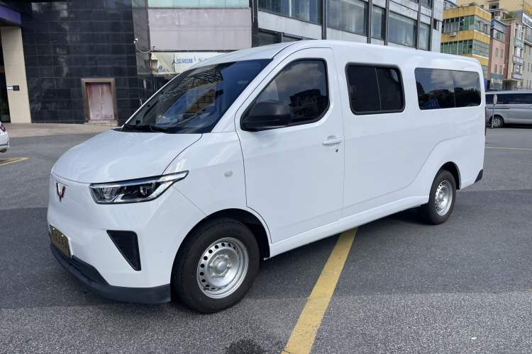 Used Wuling Yangguang 2024 300KM Comfort Version Passenger Van 75kW