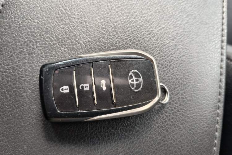 Used Toyota Camry 2015 2.5G Luxury Navigation Edition Interior 4