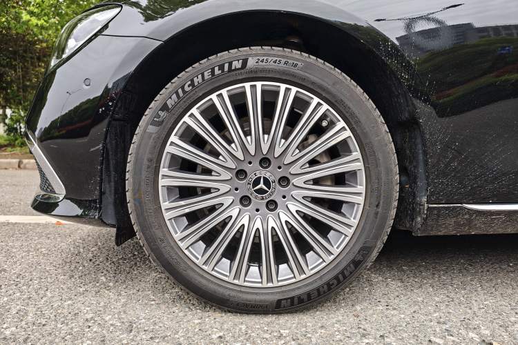 Used Mercedes-Benz E-Class 2023 E 300 L Luxury Model Interior 9