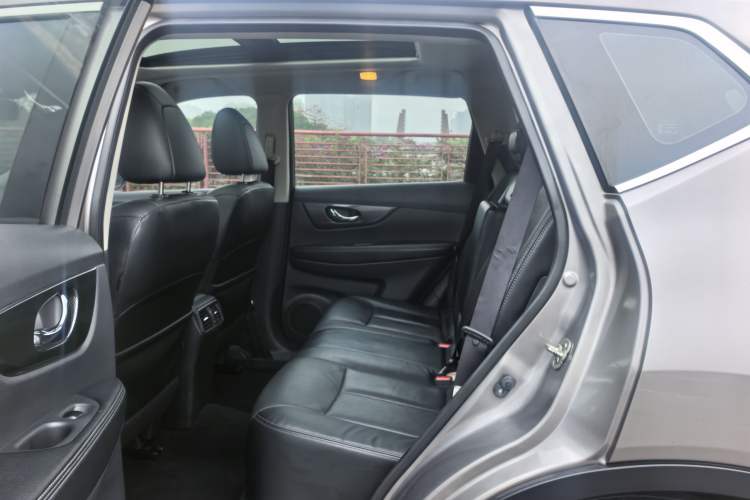 Used Nissan X-Trail 2014 2.5L CVT Luxury Edition 4WD Interior 3