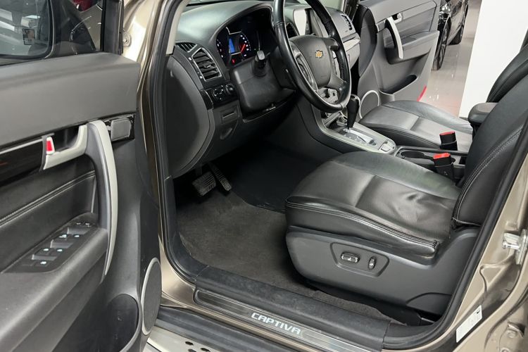 Used Chevrolet Captiva 2015 2.4L 4x4 Flagship Edition 7-Seater
