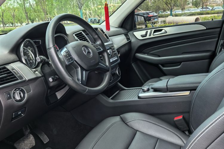 Used Mercedes-Benz M-Class 2014 ML 320 4MATIC Interior 5