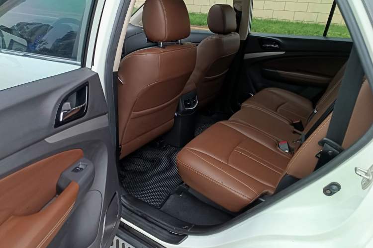 Used BYD S7 2015 2.0T Upgraded Automatic Luxury Version Interior 2