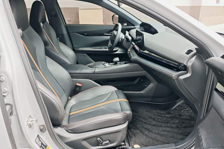 Used CHANGAN UNI-V 2025 1.5T 500Bar Prestige Version
