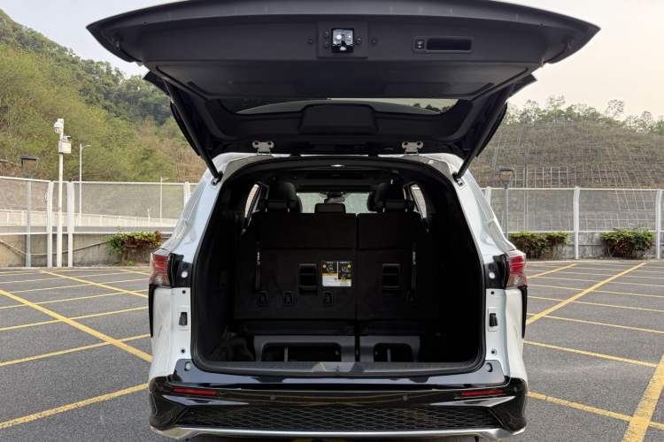 Used Toyota Granvia 2024 2.5L Hybrid Luxury Edition Trunk