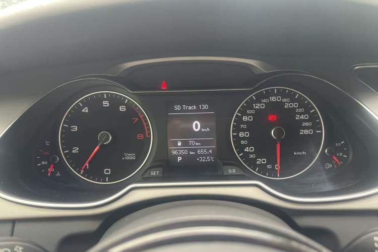 Used Audi A4L 2015 35 TFSI Automatic Comfort Model Odometer Close Up