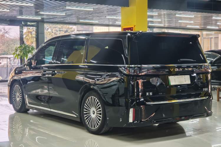 Used VOYAH Dream 2025 PHEV Four-Wheel-Drive Flagship Kunpeng Edition
