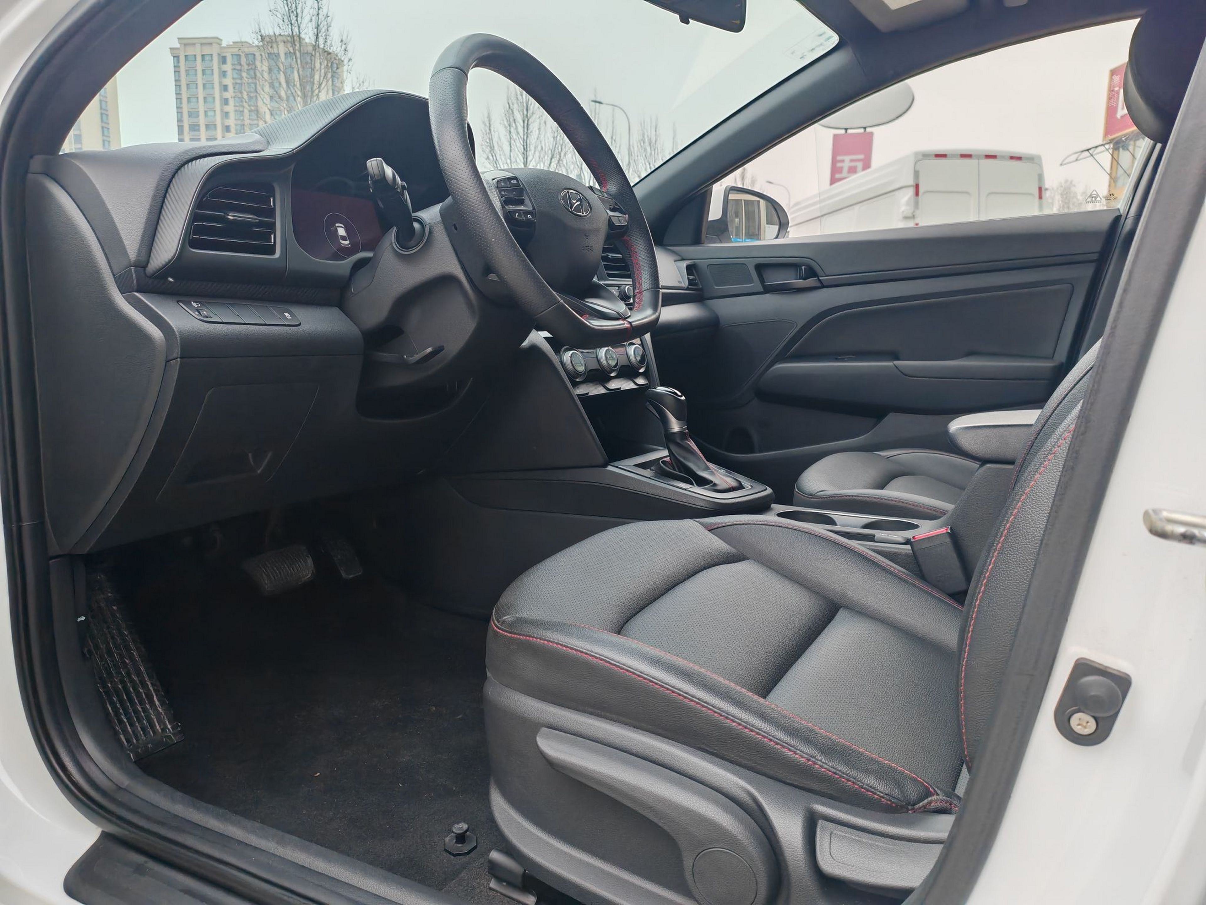 Переднее сиденье в автомобиле