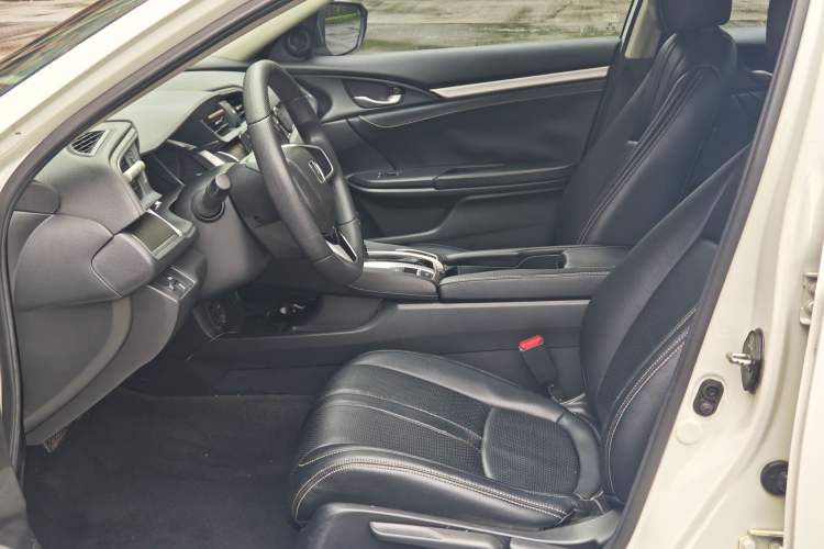 Used Honda Civic 2016 220TURBO CVT Luxury Edition Interior 3