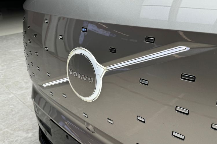 Used Volvo EM90 2025 Ultra Six-Seater