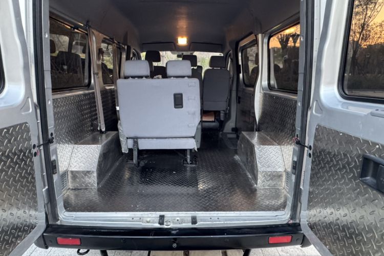 Used Dongfeng Yufeng Yufeng 2020 2.3T Economy Logistics Vehicle Short Wheelbase Mid-Roof Design 5-9 Seats WP2.3