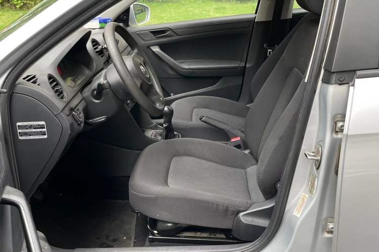 Used Volkswagen Jetta 2015 1.6L Manual Fashion Edition Interior 2