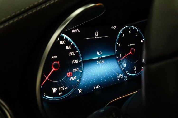 Used Mercedes-Benz GLC 2020 GLC 300 L 4MATIC Dynamic Edition Odometer Close Up