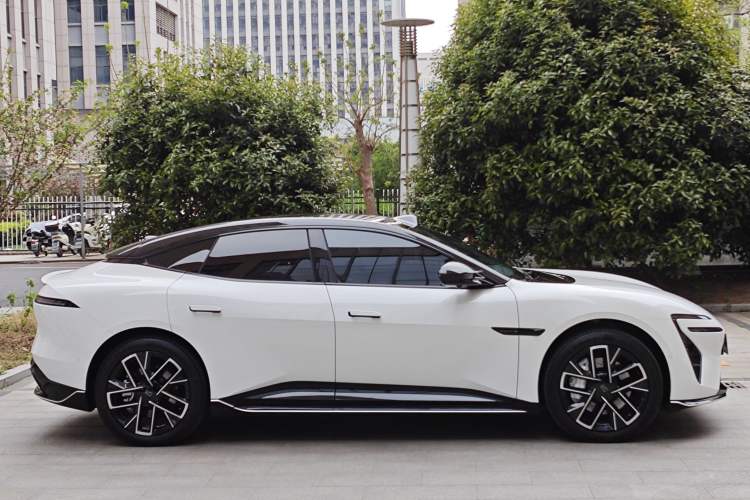 Used Avatr 06 2025 Ultra Pure Electric Edition Exterior 4