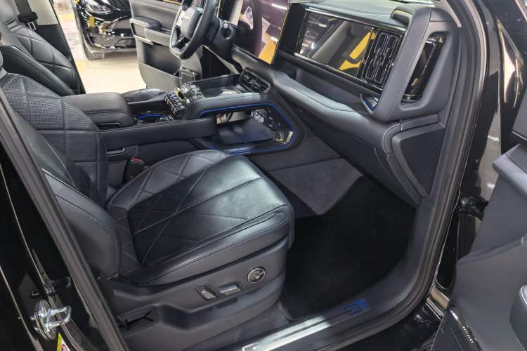 Used Formula Leopard 5 2023 Navigator Edition
